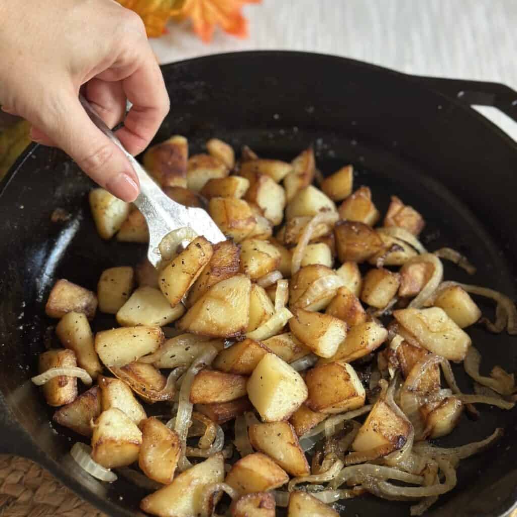 A picture of skillet potatoes and onions.