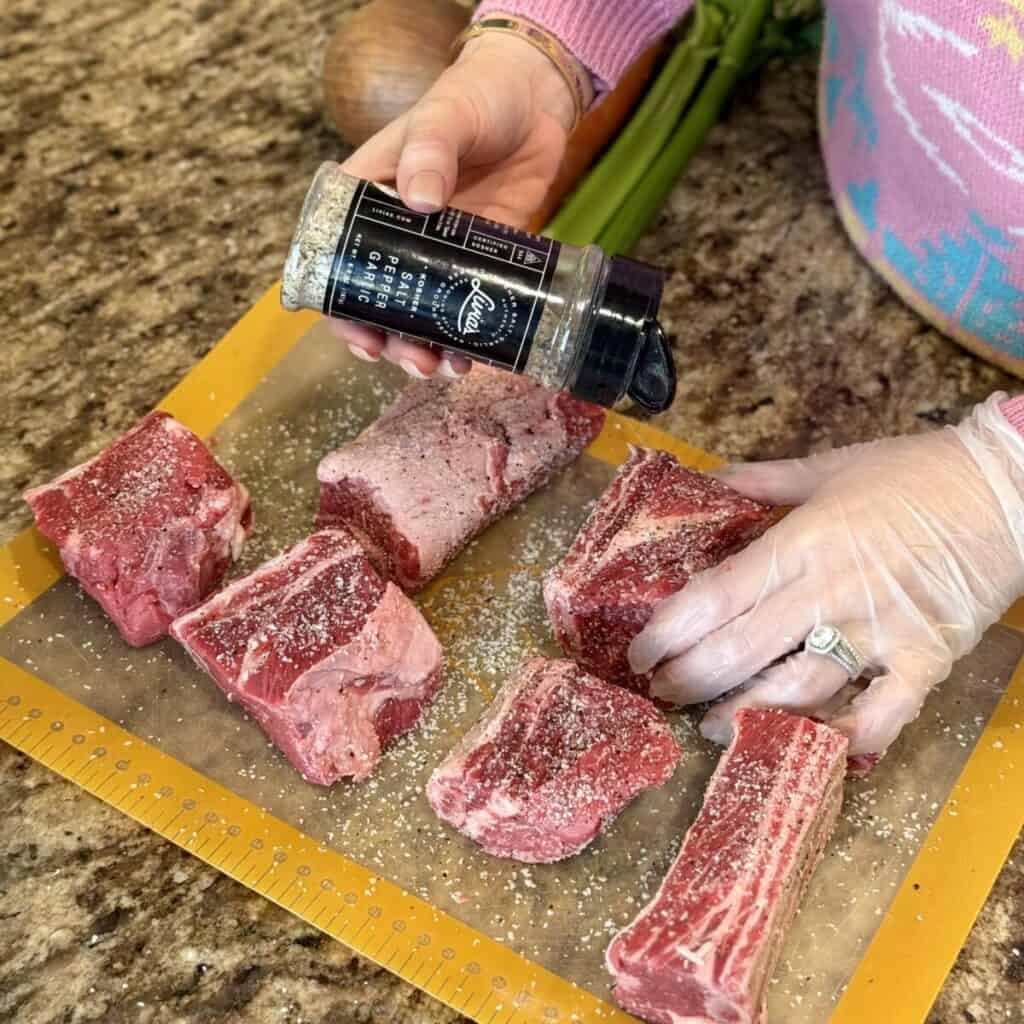 Seasoning beef short ribs.