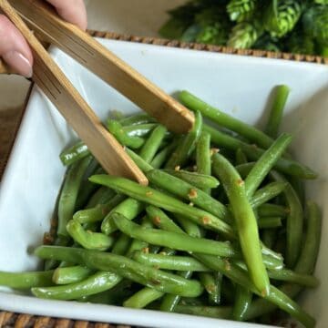 A bowl of green beans with garlic.