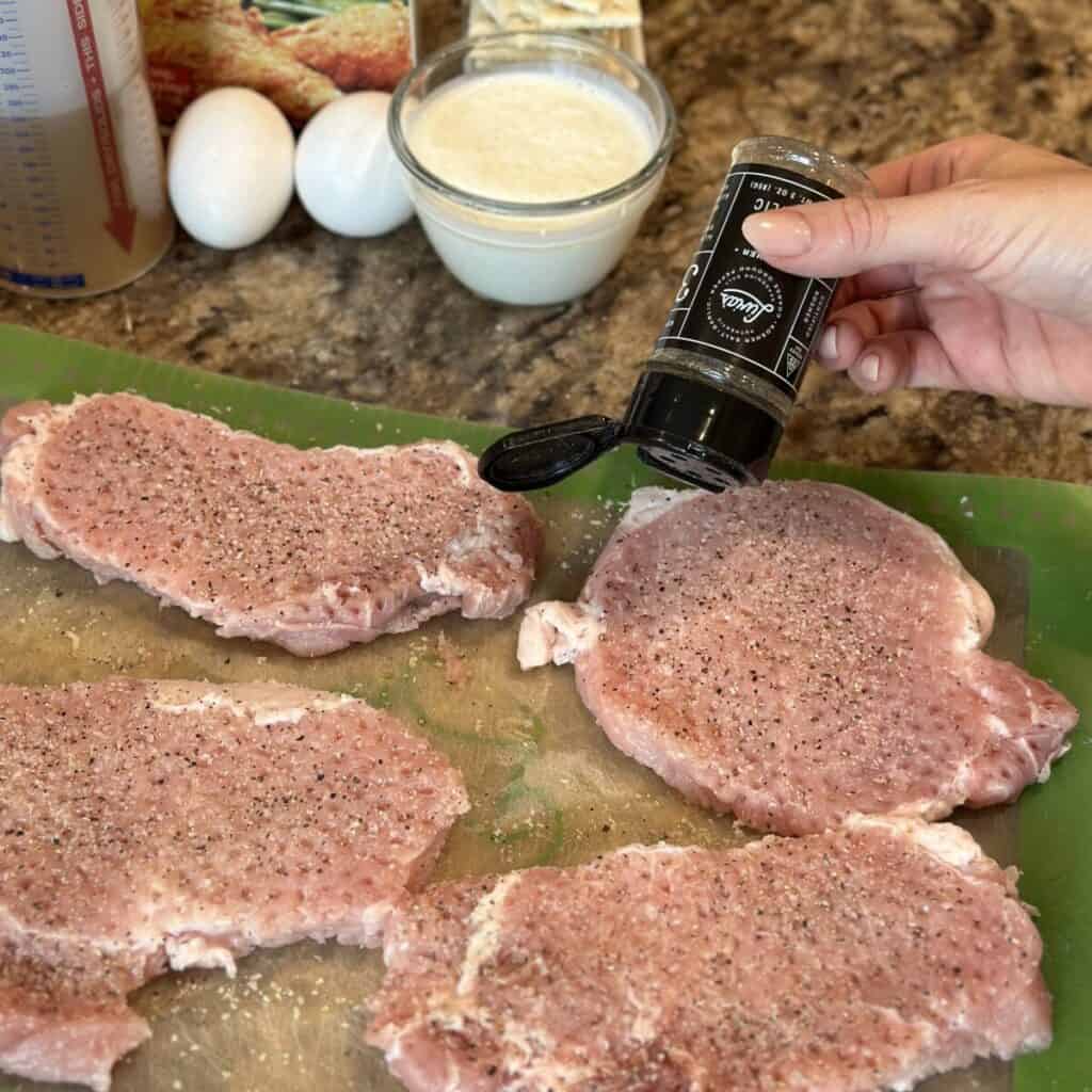 Seasoning pork cutlets.