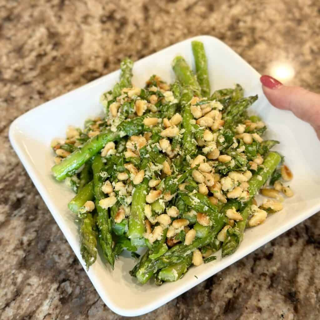 A plate of gremolata asparagus.