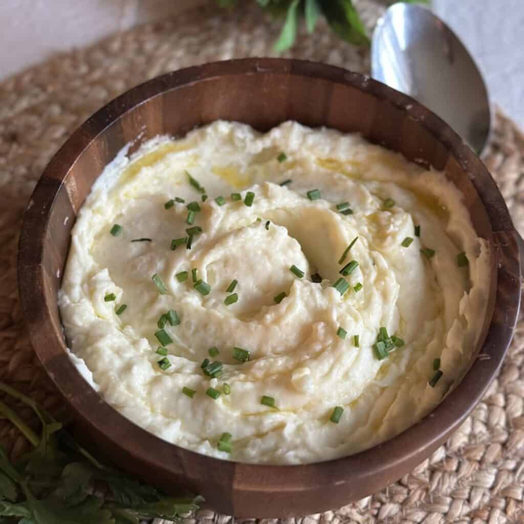 A bowl of mashed potatoes.